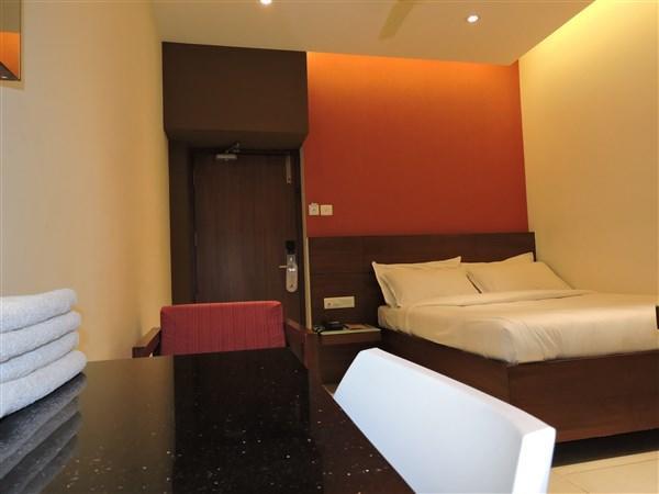 Gayathri Hotels Tiruppur Zewnętrze zdjęcie
