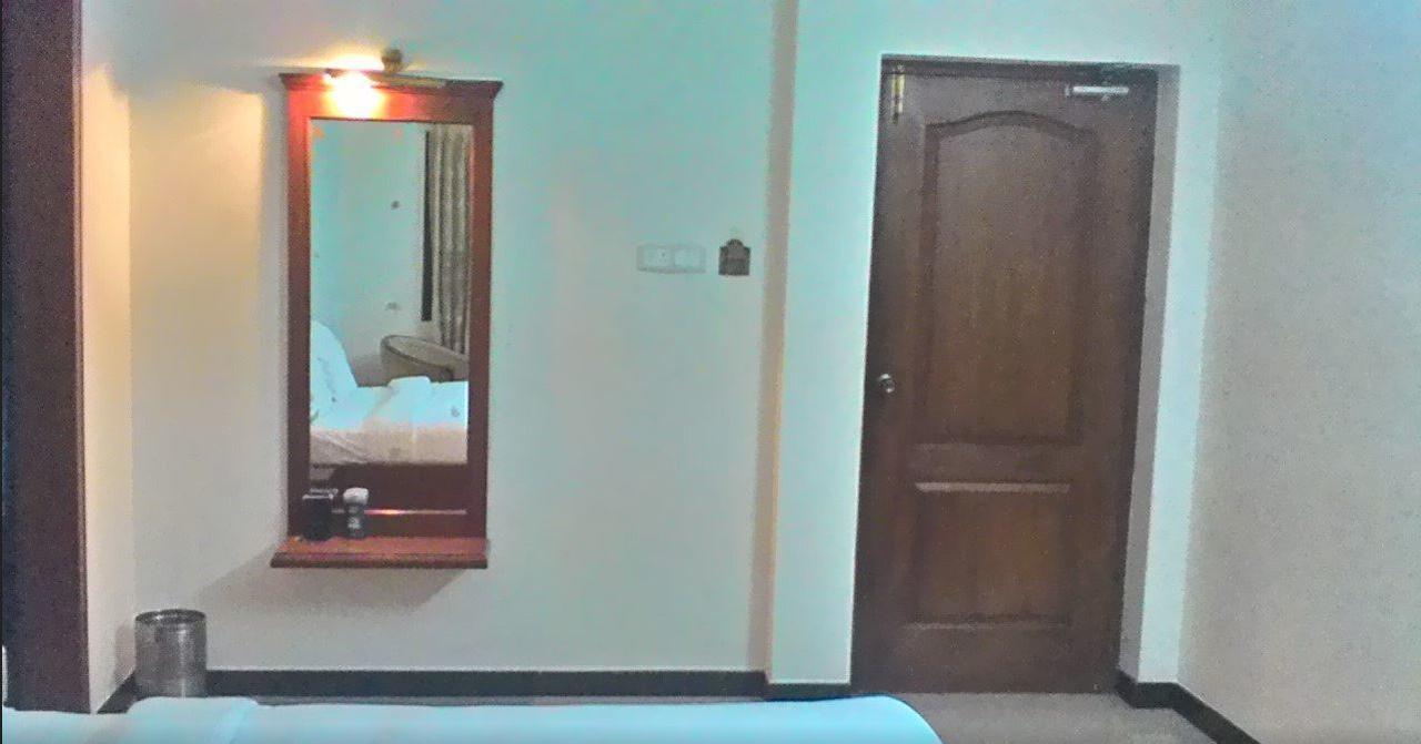Gayathri Hotels Tiruppur Zewnętrze zdjęcie