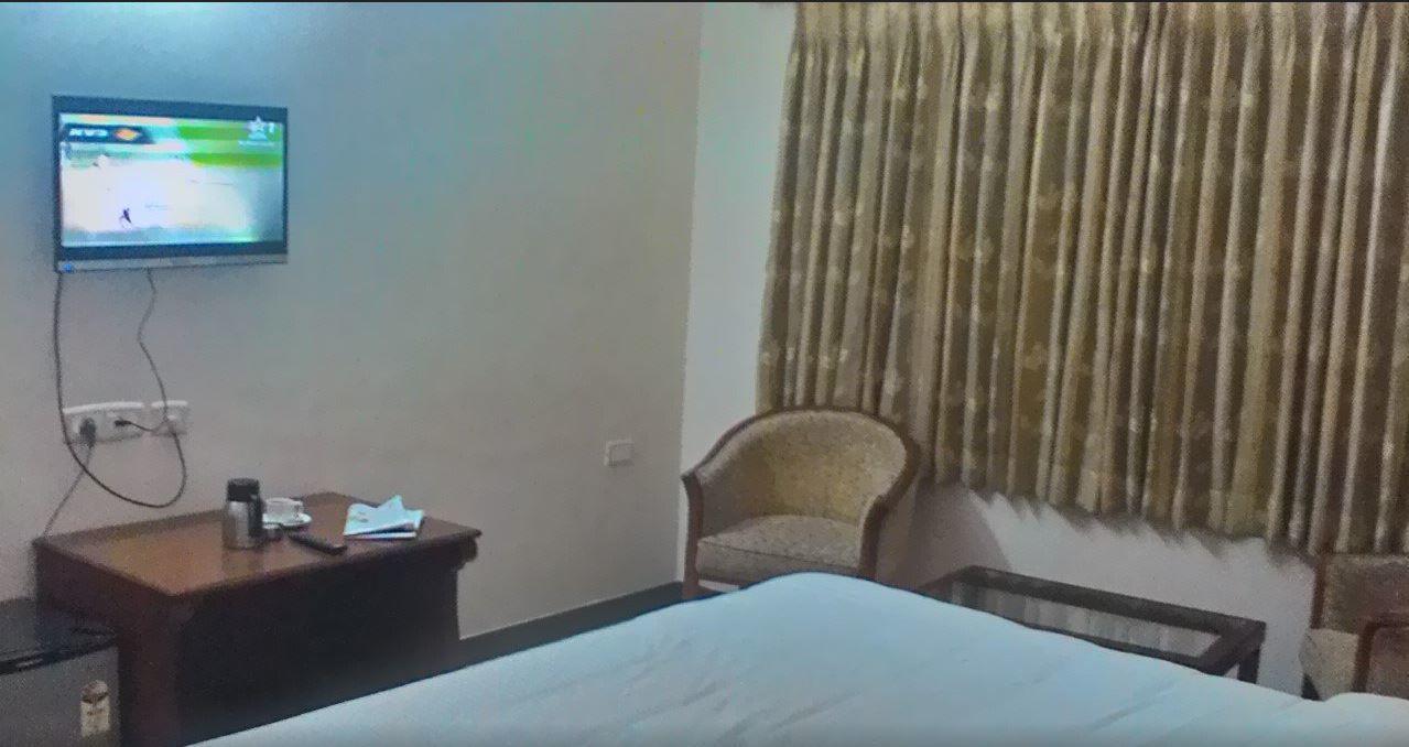 Gayathri Hotels Tiruppur Zewnętrze zdjęcie